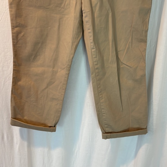 Old Navy khaki Capri - Picture 3 of 5